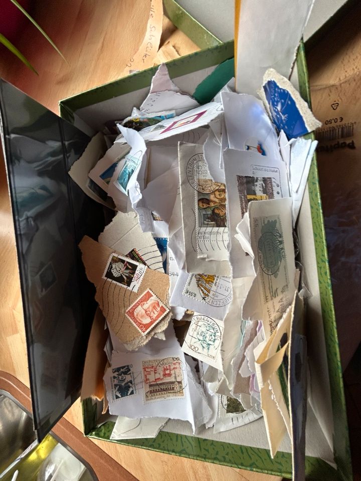 Ein Schuhkarton voller Briefmarken in Weyhe