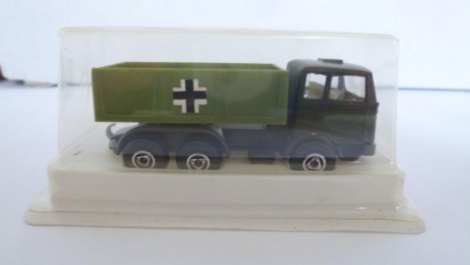 Modell, LKW Mercedes Benz mit Anhänger, oliv, Bundewehr, 1:87 in Veitshöchheim