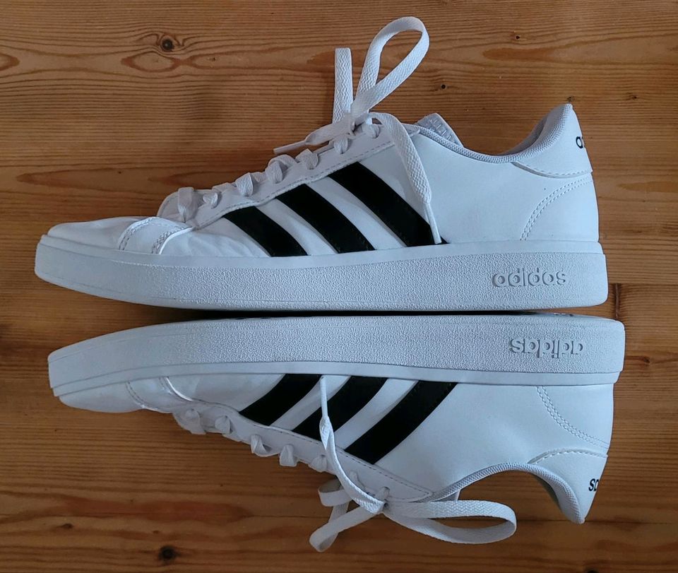 Sportschuhe Herren Gr. 42.5 adidas weiß in Puchheim