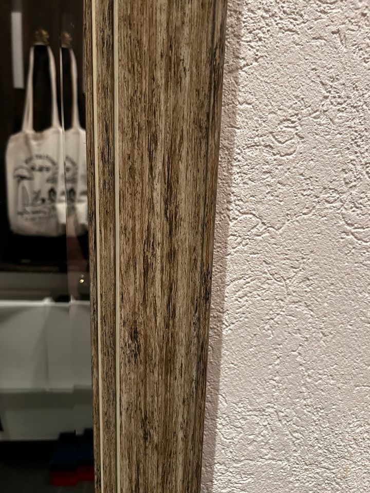 Spiegel mit Holzrahmen in Salzgitter