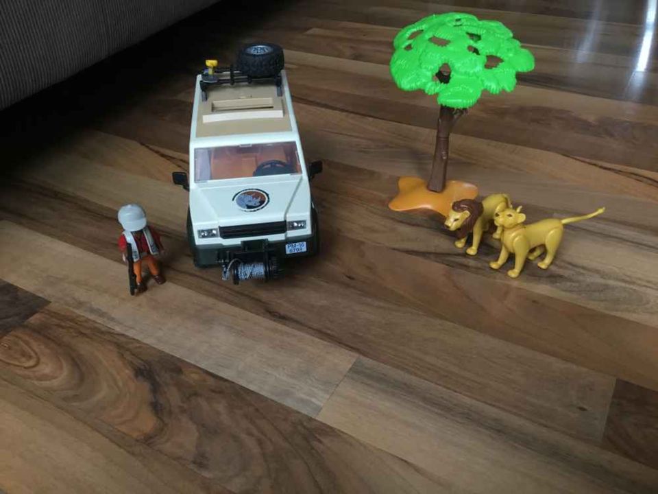 Playmobil Safari Auto mit Baum und Löwen in Bad Vilbel