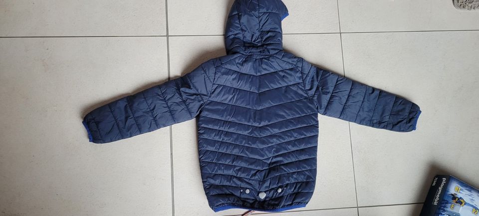 H&M Kids, leichte Steppjacke 122/126 dunkelblau/orange innen in Bendestorf