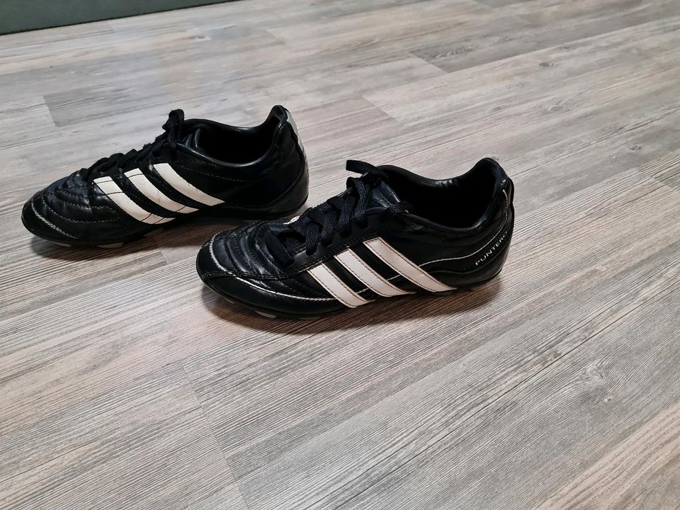 ❤️ Fußball Schuhe Adidas Gr. 36 ❤️ in Selk