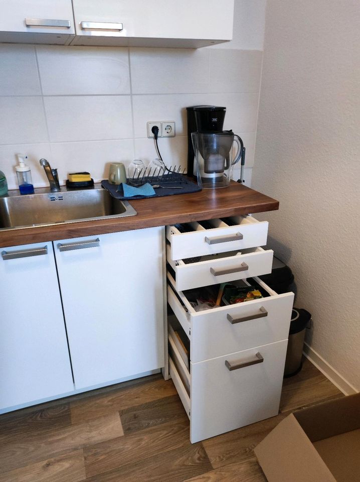 Küche IKEA Weiß + E-Geräte in Magdeburg