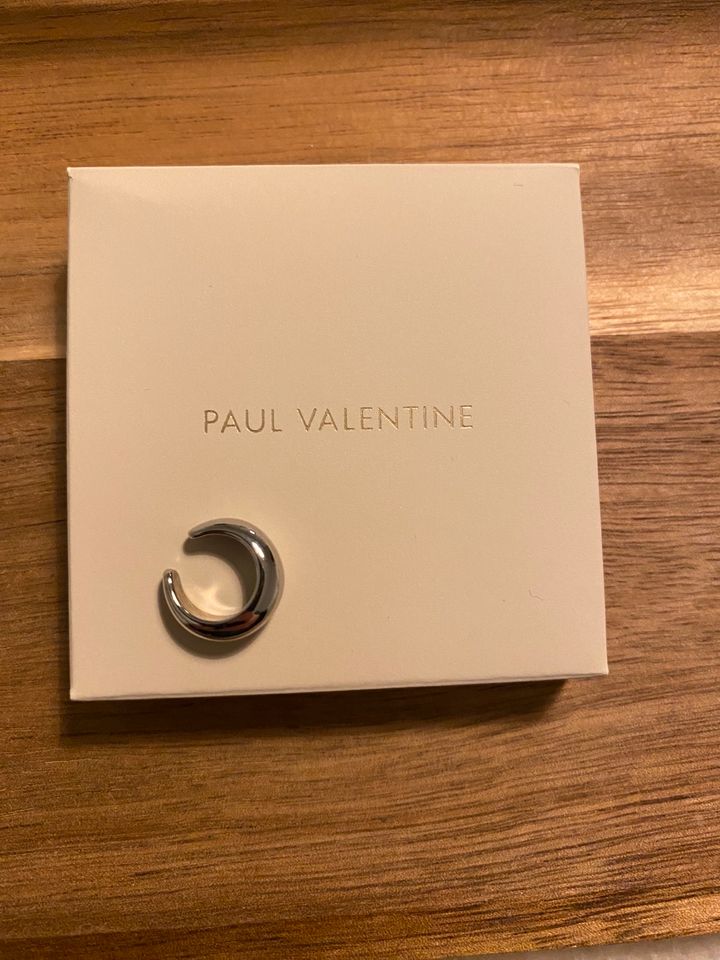 Paul Valentine ear cuff in Bergen