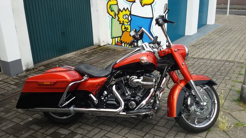 Harley Davidson CVO Road King 2014 mit Penzl-Auspuff und Wilbers in Düsseldorf