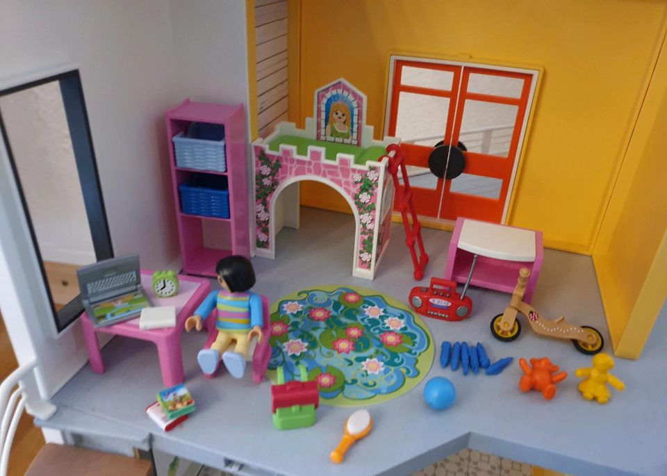 Playmobil Modernes Wohnhaus+Zusatzetage+9 Zimmer+ Beleuchtung in Zemmer