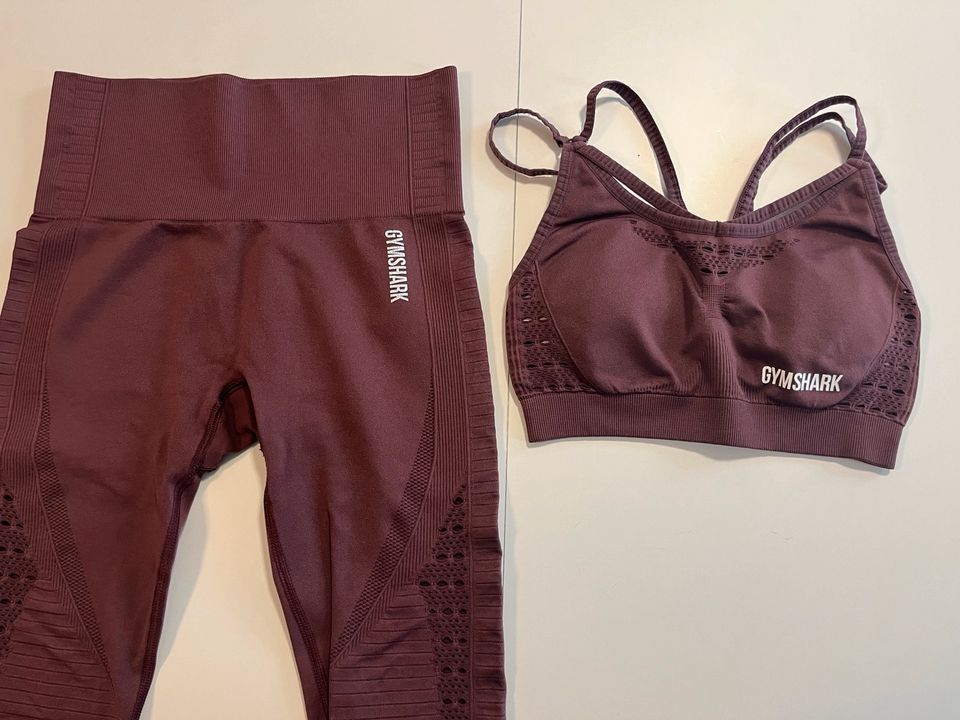 Gymshark Sport Set Beere Lila Energy S Cutouts Leggings BH in Saarbrücken