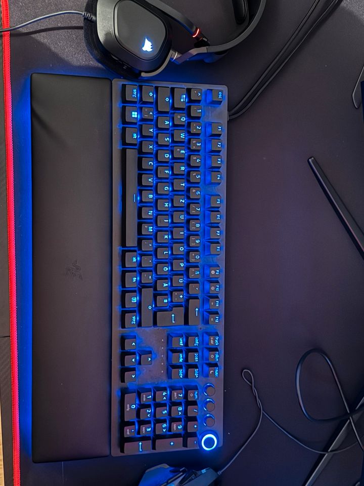 Gaming PC Monitor Maus Tastatur Kopfhörer Tisch Stuhl in Berlin