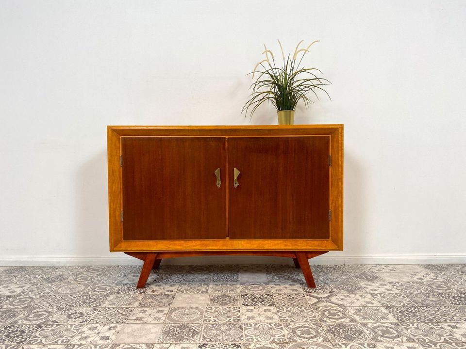 WMK Formschöne & geräumige Mid-Century Kommode in gutem Zustand mit stilvollen konischen Füßen & Messinggriffen # Schrank Sideboard Fernsehkommode Wäschekommode TV-Board Rockabilly Vintage 50er 60er in Berlin