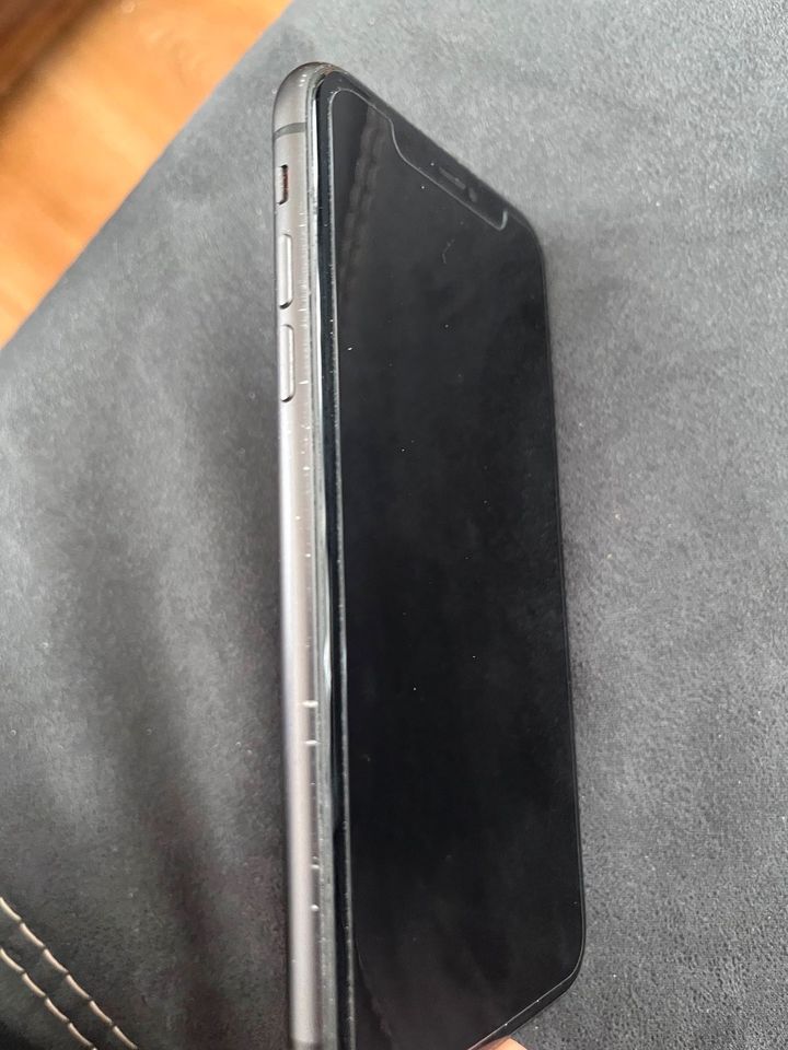 iPhone 11 schwarz 64 GB in Neumünster