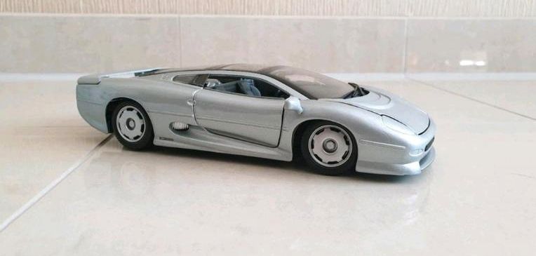 Modellauto Jaguar XJ220 1:24 in Solingen