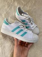 Adidas Superstars, 36 1/2, türkis weiß Nordrhein-Westfalen - Bünde Vorschau