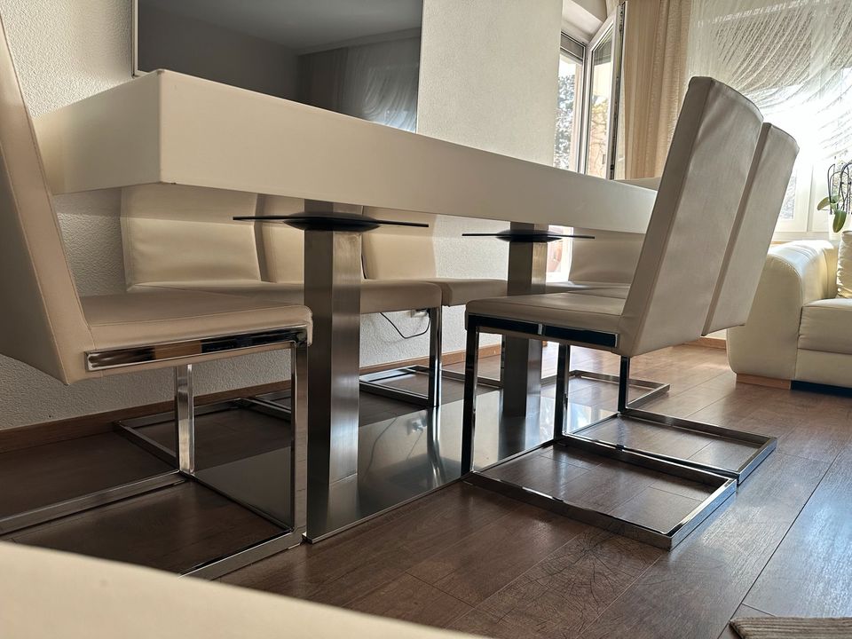 Esstisch in Weiß mit 8 Stühlen in Tuttlingen