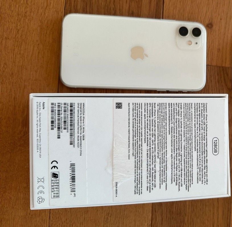 iPhone 11 White 128 GB in Büdingen