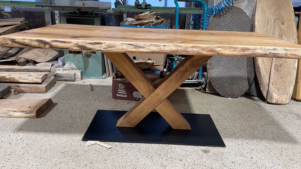 Esstisch, aus Holz Eiche mit Baum Kante Tischplatte Schreibtisch in Angermünde