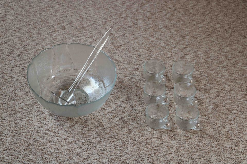 Bowle-Set aus Glas mit großer Schüssel und sechs Bechern, vintage in Behrendorf
