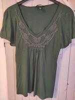 Shirt Hängerchen mit Bordürenverzierung dunkelgrün H&M S M 36 38 Bayern - Günzburg Vorschau