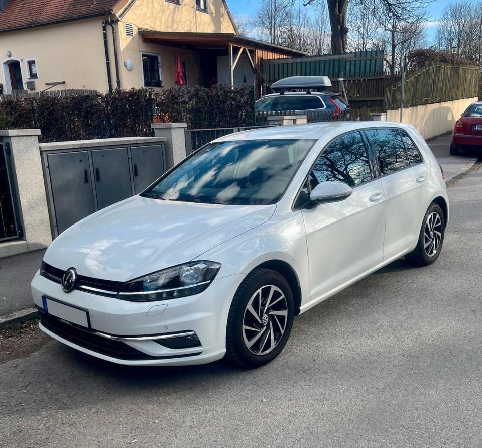 Volkswagen VW Golf VII 1.5 TSI JOIN Navi Bluetooth RearView in München