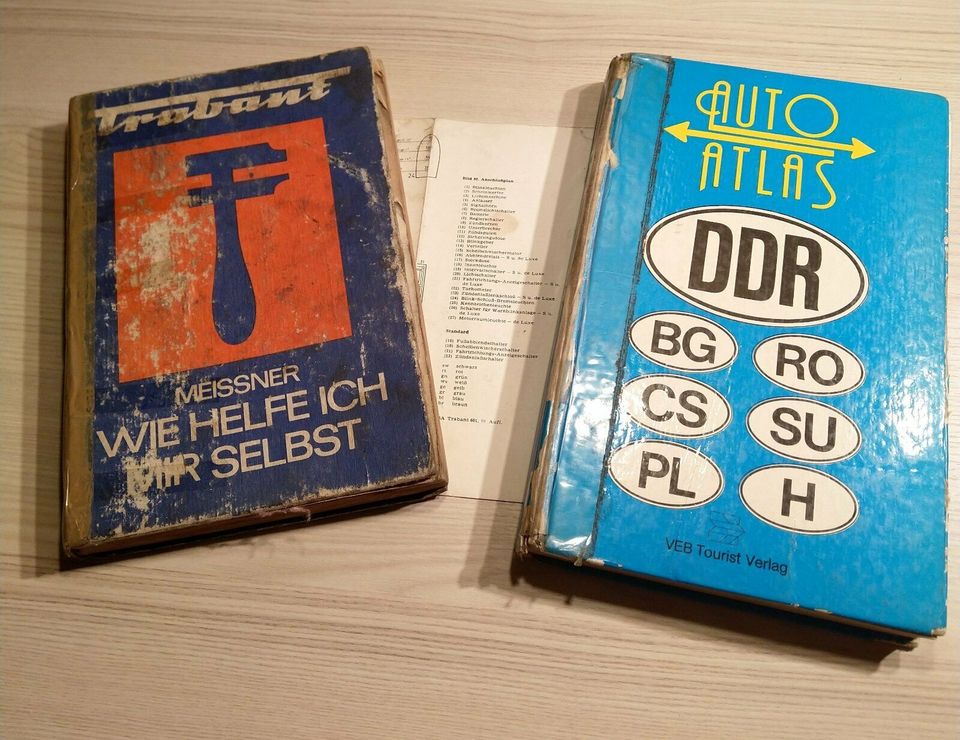 Trabant (Wie helfe ich mir selbst) und DDR Autoatlas in Dresden