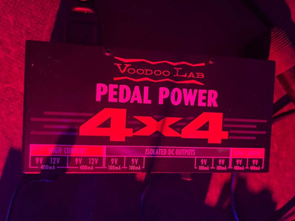 Power supply voodoo lab 4x4 (perfect condition) Gtr+Bass Pedal in Berlin