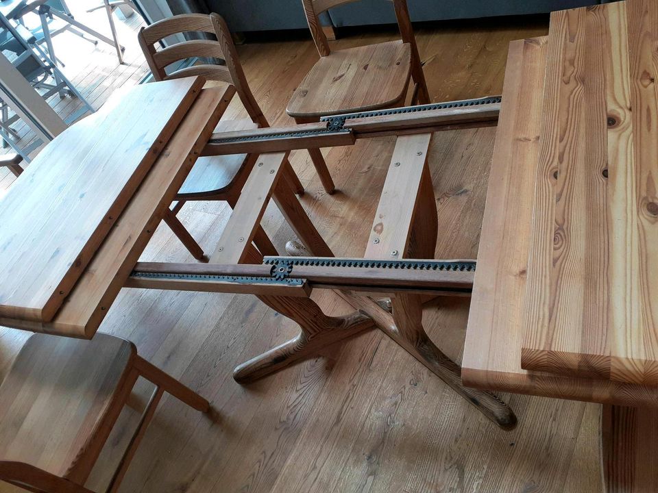 Esstisch Massivholz Kiefer mit 8 Stühlen in Melle