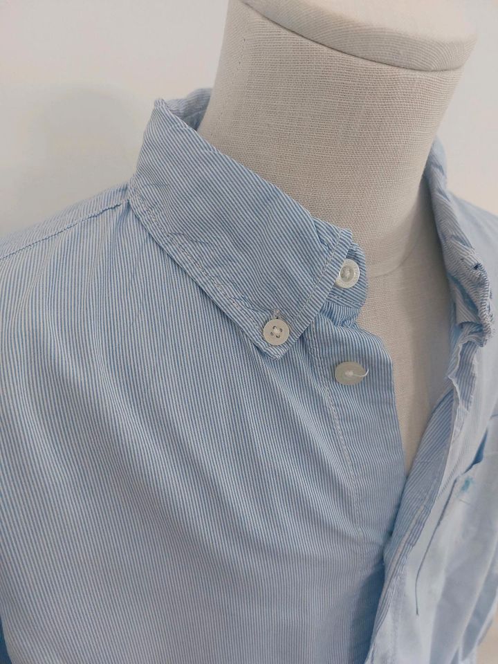 2 moderne blau/weiß gestreifte Hemden gr.152 in Belm