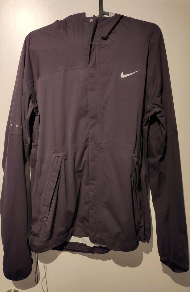 Nike Shield Laufjacke Running Damen Größe M lila in Essen