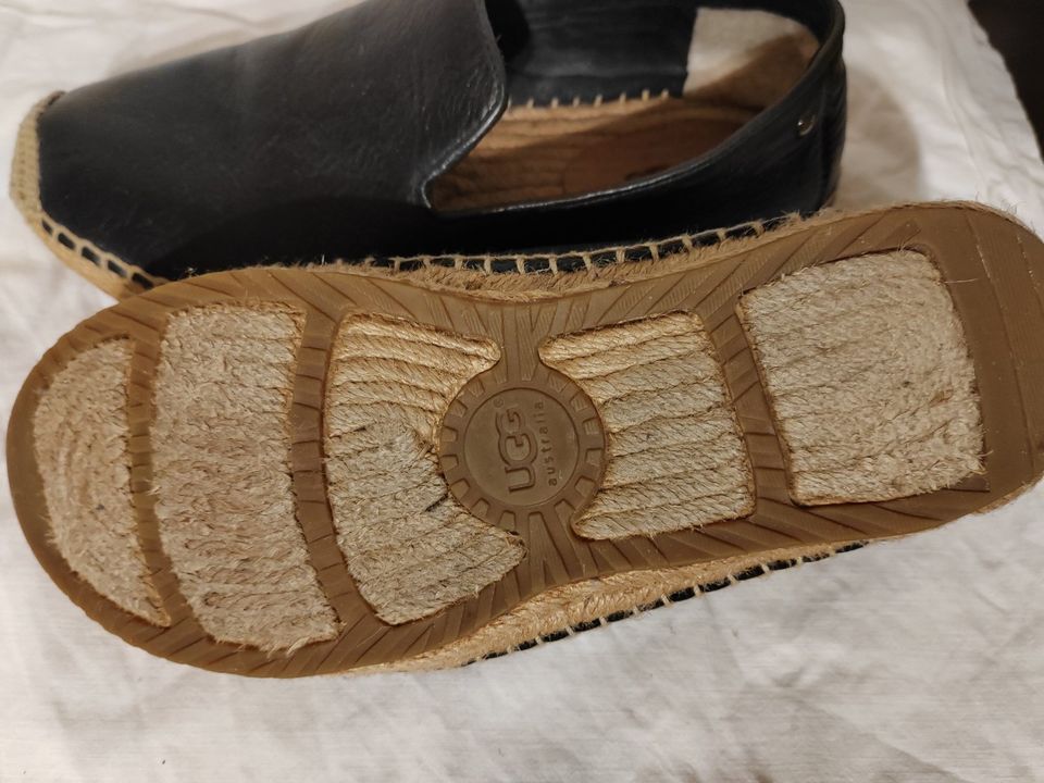 Schuhe von UGG Gr. 38 in Peine