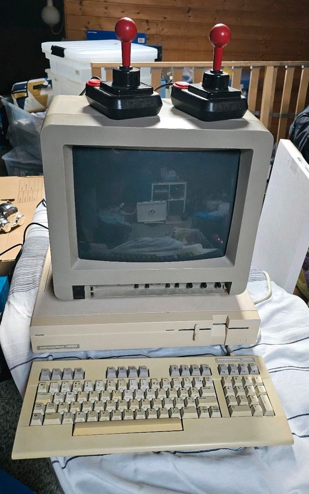 Commodore C128D Inkl. Monitor und 2 Joysticks in Hofheim am Taunus