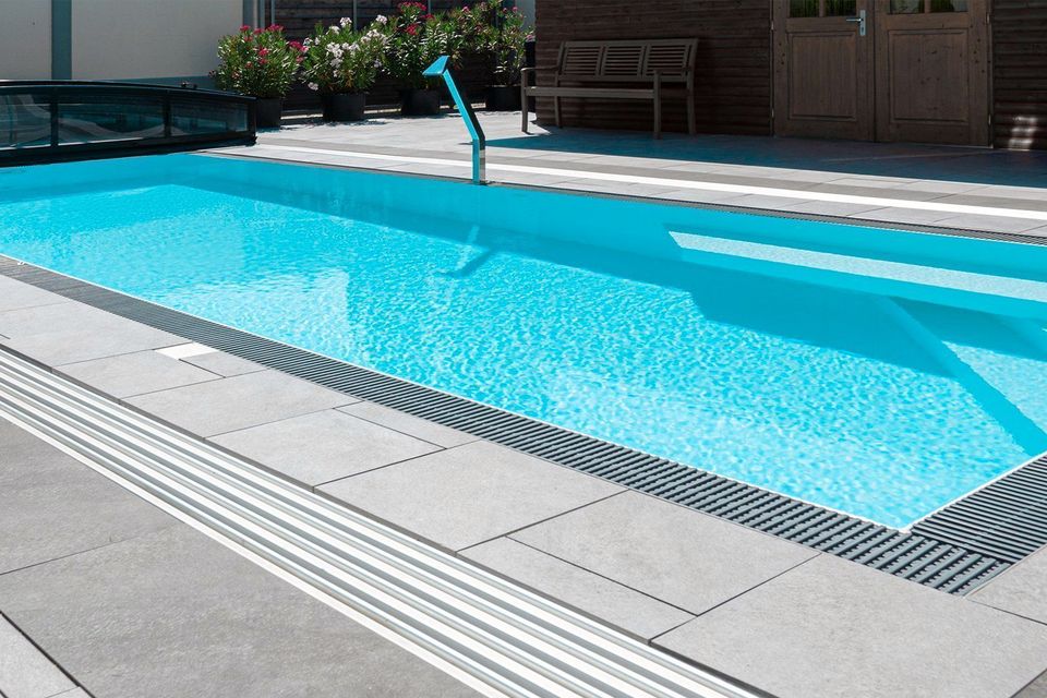 Pool Komplettset Infinity® Bay mit Überlauf-Schwimmbecken und optionaler Poolüberdachung / elektrischem Rollo, Poolgröße 3,0 x 7,0m in Winklarn