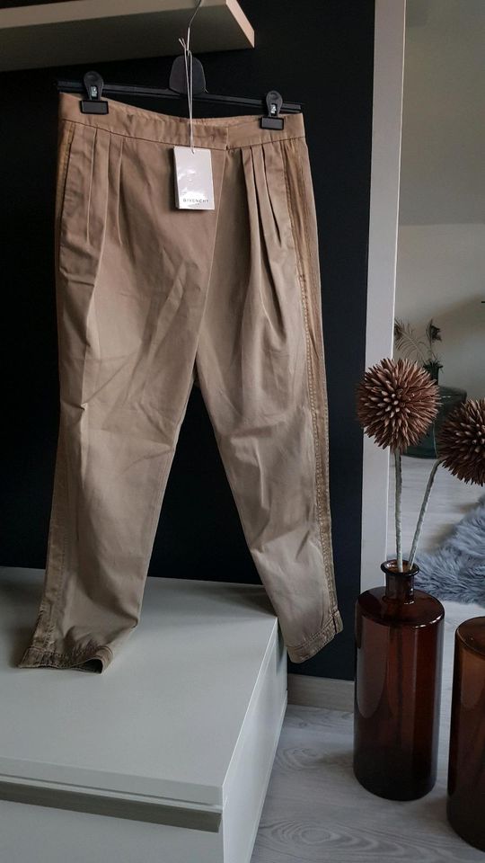 Givenchy Paris tiefsitzende CHINO hellkhaki beige Gr. 36 in Homberg (Efze)