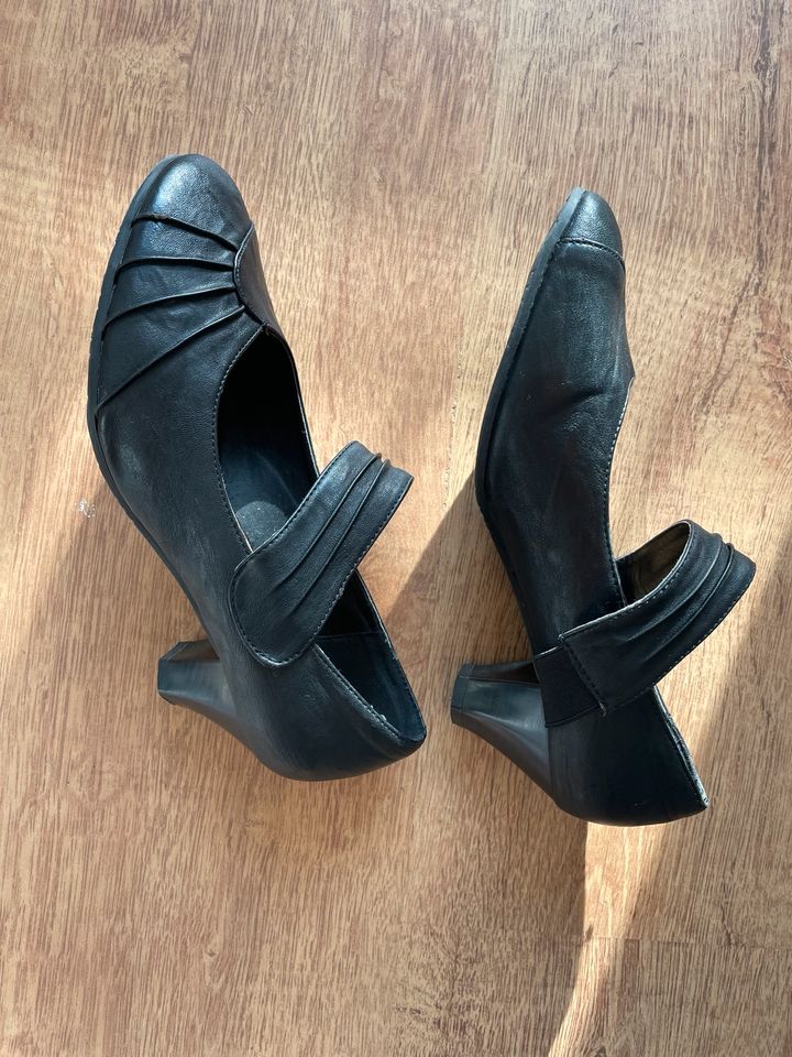 Schwarze Pumps mit Gummi Band 39 in Düsseldorf