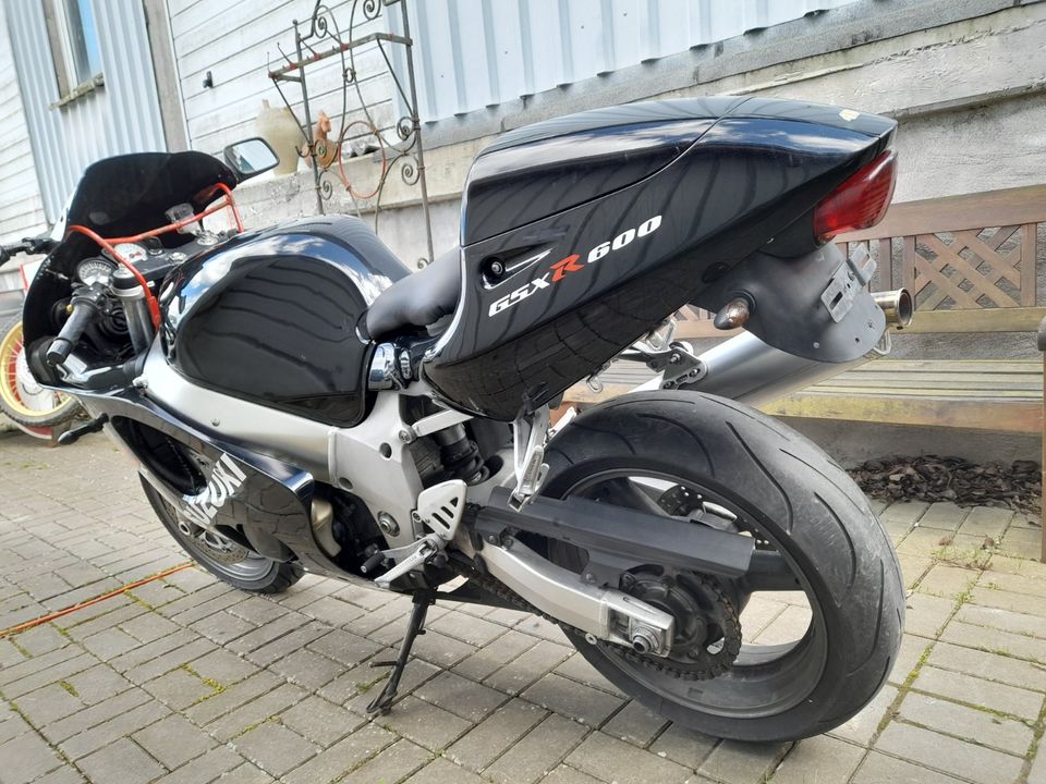 Suzuki GSX R 600 SRAD Lieferung ist möglich in Nieheim