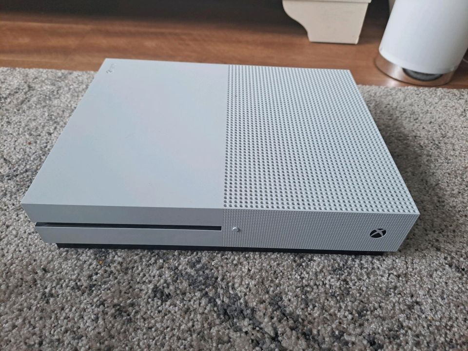 Xbox One S (im guten Zustand) in Halle