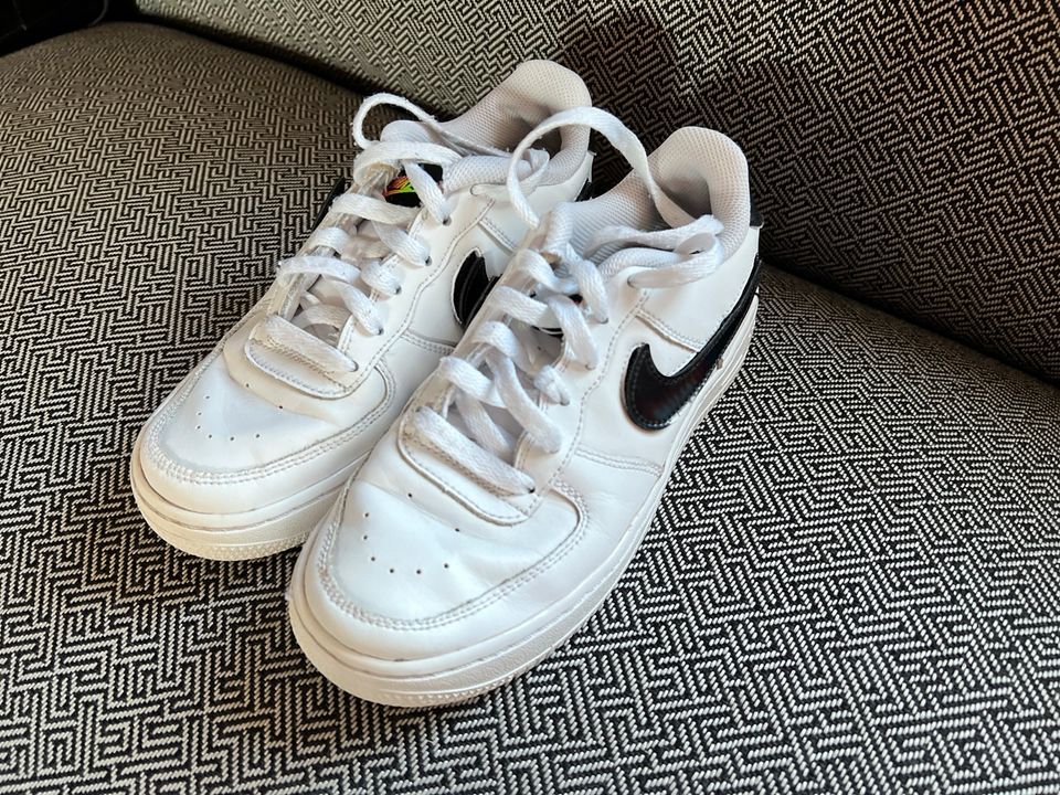 Nike Air Force 1 AF1 weiss schwarz Klett Swoosh 36,5 / 23,5 cm in  Baden-Württemberg - Besigheim | eBay Kleinanzeigen ist jetzt Kleinanzeigen