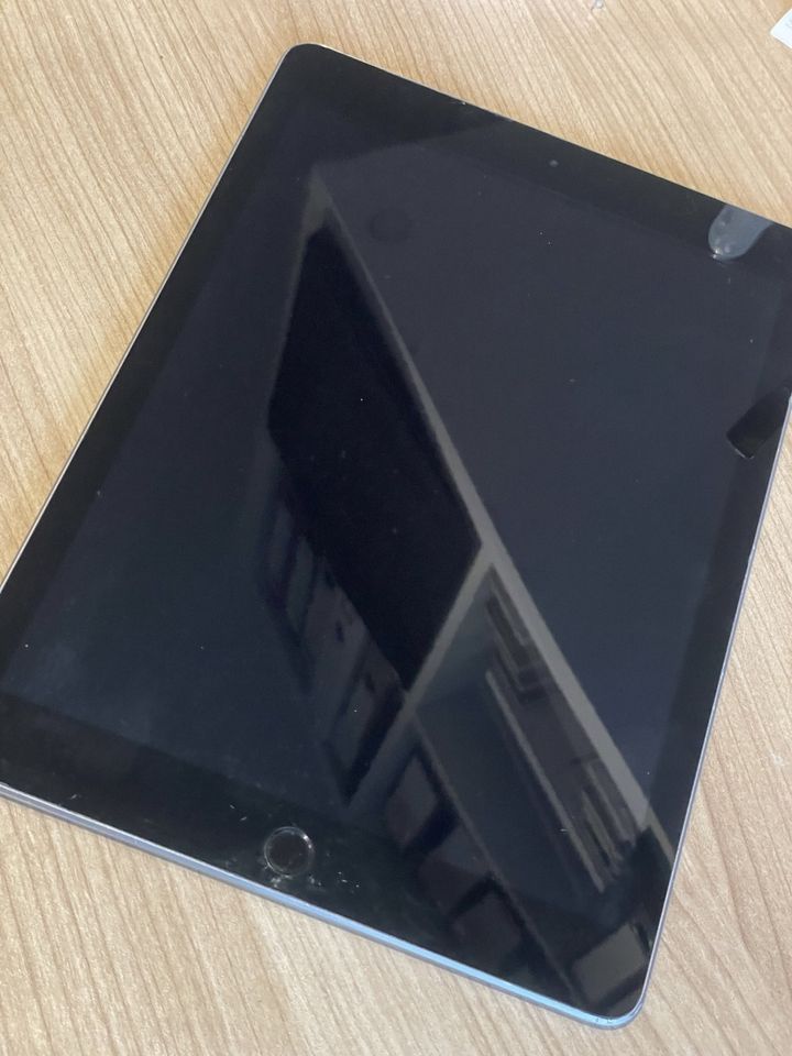 Apple iPad 5. Gen. 32GB, WLAN, 24,64 cm, (9,7 Zoll) - Spacegrau in Friesoythe