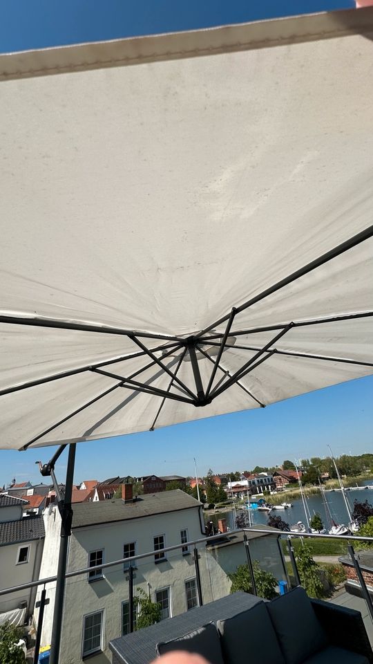 Großer Sonnenschirm mit Ständer von IKEA SVARTÖ Standfuß in Wolgast