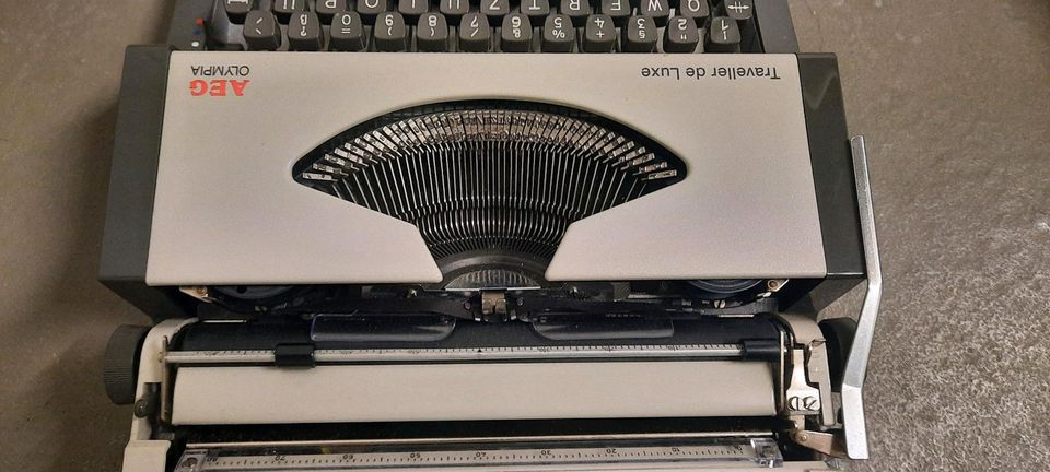 Schreibmaschine AEG Olympia Traveller de Luxe in Stuttgart
