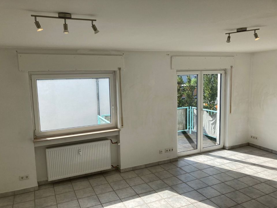 Gut geschnittene 4-Zimmer-Wohnung mit Balkon in Hofheim/Wallau [HMR-O11E05] in Hofheim am Taunus