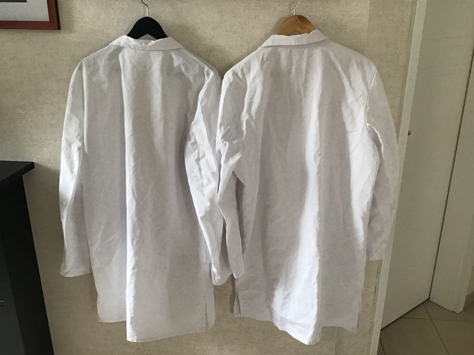2 x weißer Kittel Laborkittel Kloppmann Größe 50 & 56 Kostüm Arzt in Diepholz