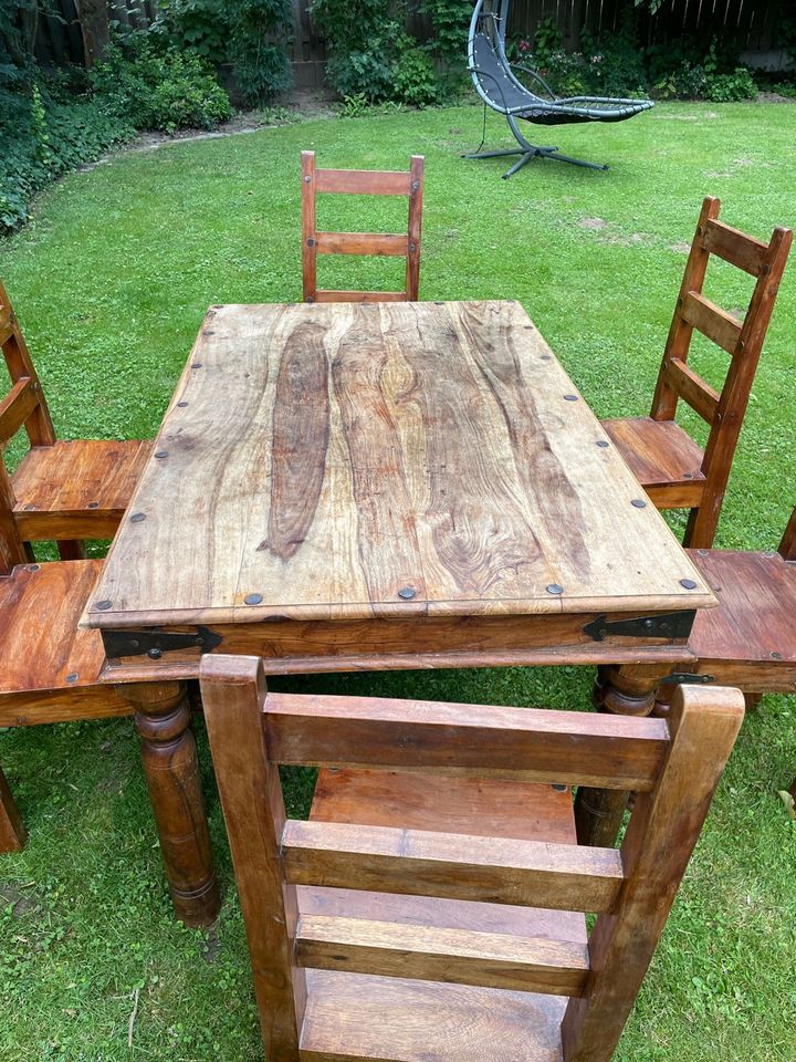 Esstisch und 6 Stühle aus Massivholz in Pattensen