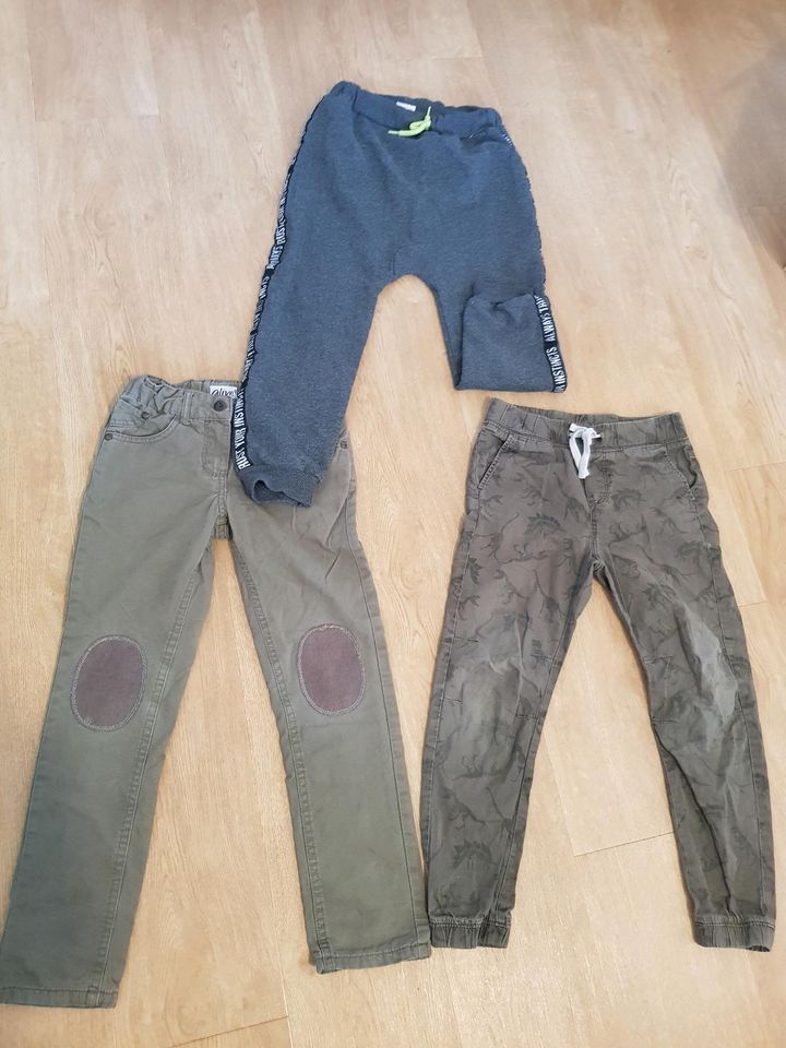 Chino Hose Jogger Jungen 122 128 deno kids H&M Dino Jeans khaki in Freiburg im Breisgau