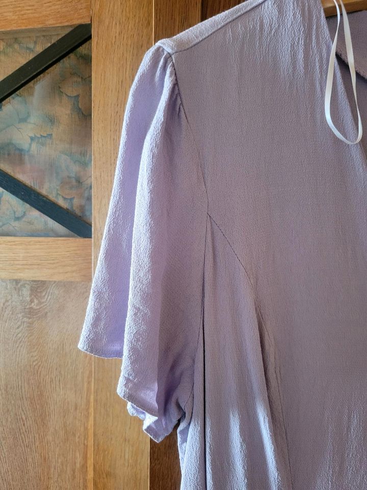 Leichtes violettes Kleid in Wahrenholz