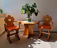 Kleiner Tisch mit zwei Stühlen Handarbeit verziert Einzelstücke Sachsen-Anhalt - Halle Vorschau