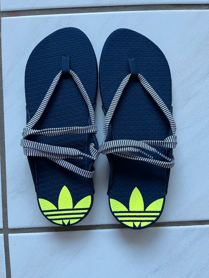 Adidas Flip Flops/ Sandalen in Borchen