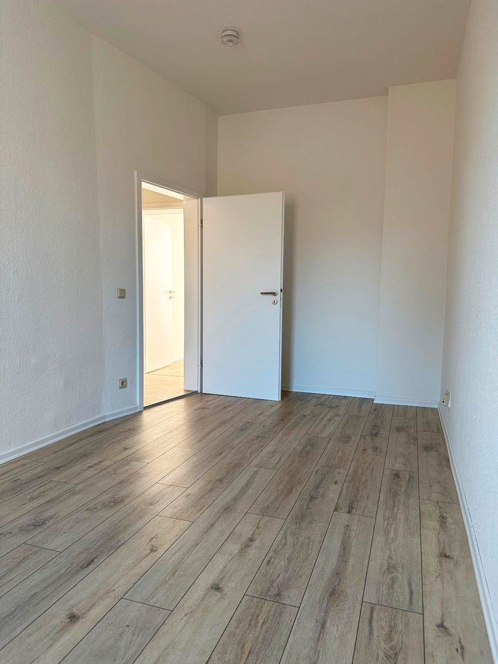 *** Neu renovierte 3-Raum-Wohnung mit großem Tageslichtbad mit Wanne und Dusche in Altchemnitz, Nähe Stadtpark! *** in Chemnitz