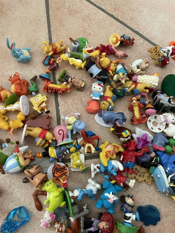 Kinder Überraschungsei Figuren Sandmännchen Winnie Puuh Spongebob in Bad Segeberg
