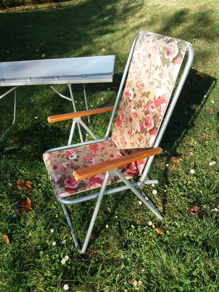 Großer DDR- Campingtisch (120 cm) mit zwei Stühlen. Preissenkung! in Magdeburg