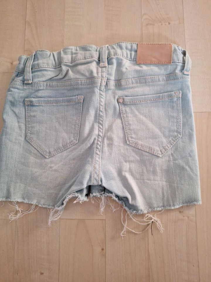 H&M Jeans - Shorts Gr. 104 Einhorn in Bexbach